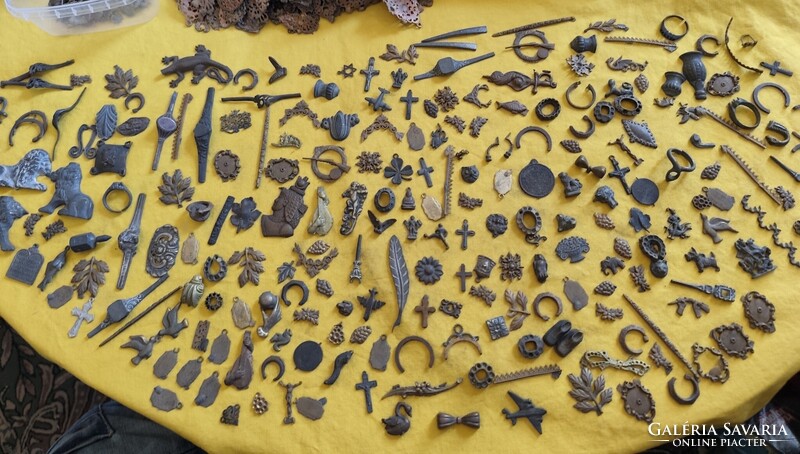 Ötvös hagyatékból vegyes öntvények , veretek, minták.