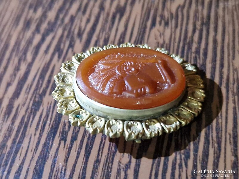 Kitűző- faragott fej