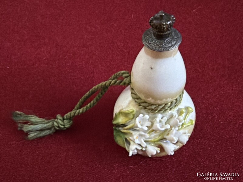 Antik álomszép porcelán parfümtartó eredeti dugó, kidomborodó virág csokorral.