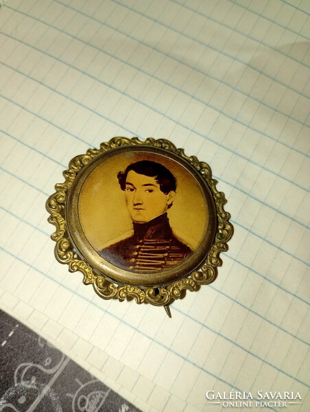 Gróf Leiningen Károly portréja látható bross , kitűző