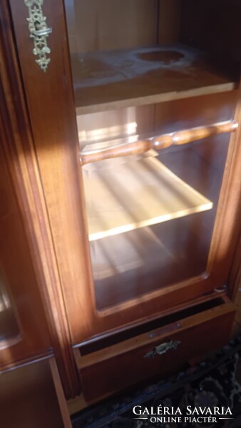 Vitrines szekrény