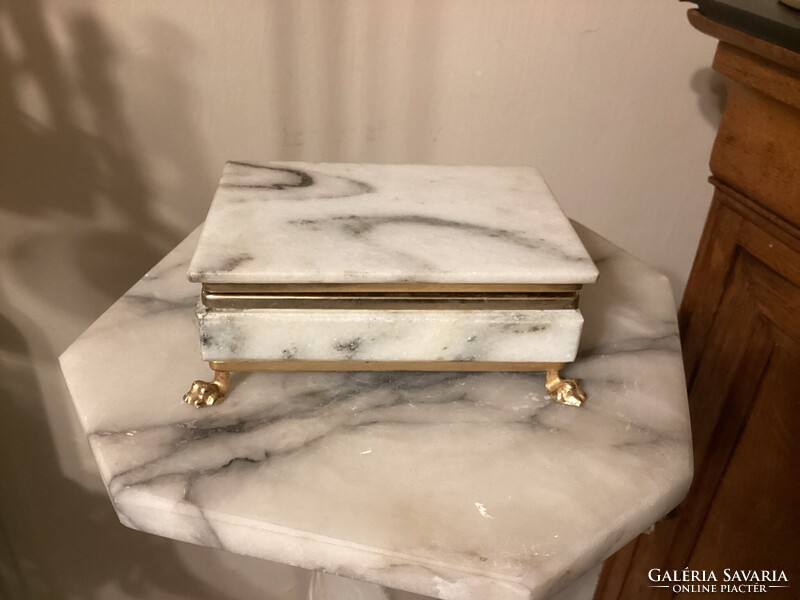 Márvány ékszerdoboz réz oroszlán talpakkal , ékszerekkel .15 x 11 x 5,5 cm