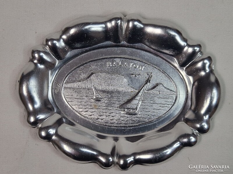 Kis méretű fém emléktálca BALATON felirattal és vitorlás ábrázolással hibátlan állapotban 9,5 cm.