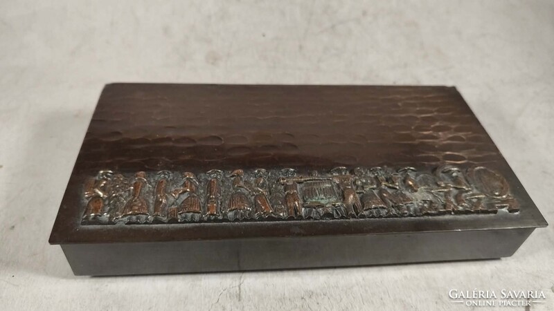 Képcsarnokos jelenetes bronz doboz 405