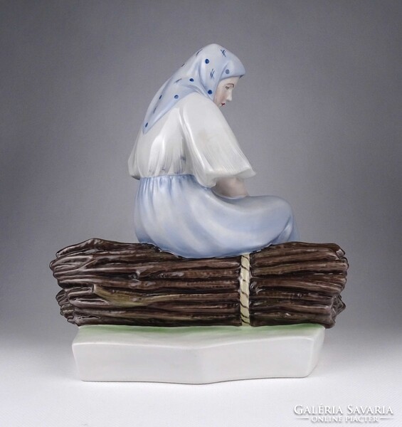 1Z052 Nagyméretű Zsolnay Sinkó porcelán szobor - Rőzsén ülő asszony 26.5 cm