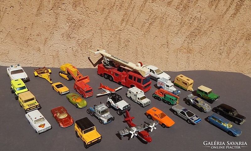 Matchbox autó 27.db,tűzoltó,rendőr,mentő,markológép,stb régebbi,és újabb állapotúak.