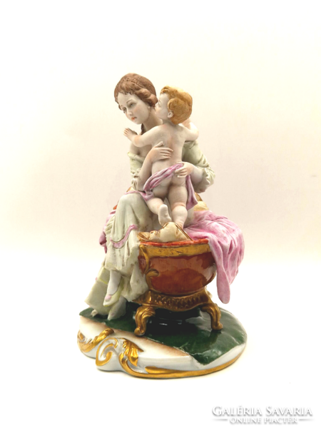 Capodimonte olasz porcelán hölgy babával 16.5cm