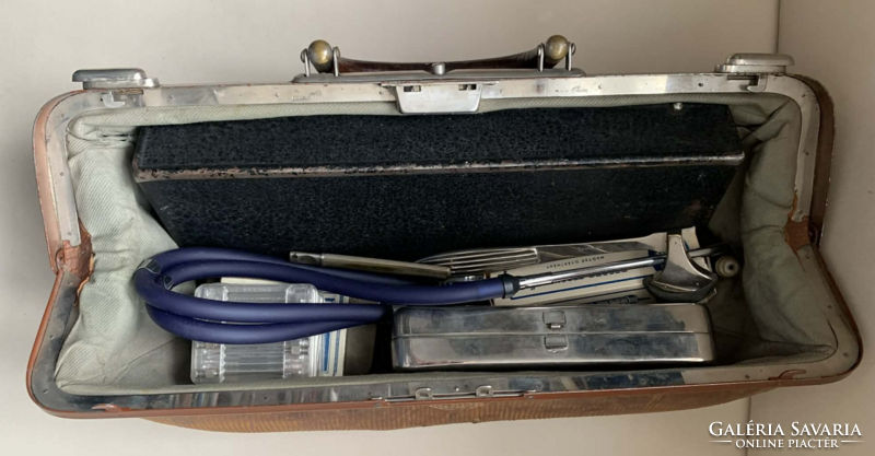 Antik orvosi táska orvosi eszközökkel.