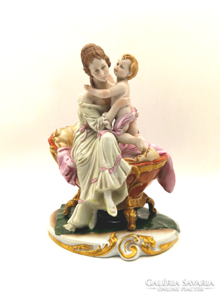 Capodimonte olasz porcelán hölgy babával 16.5cm