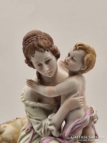 Capodimonte olasz porcelán hölgy babával 16.5cm
