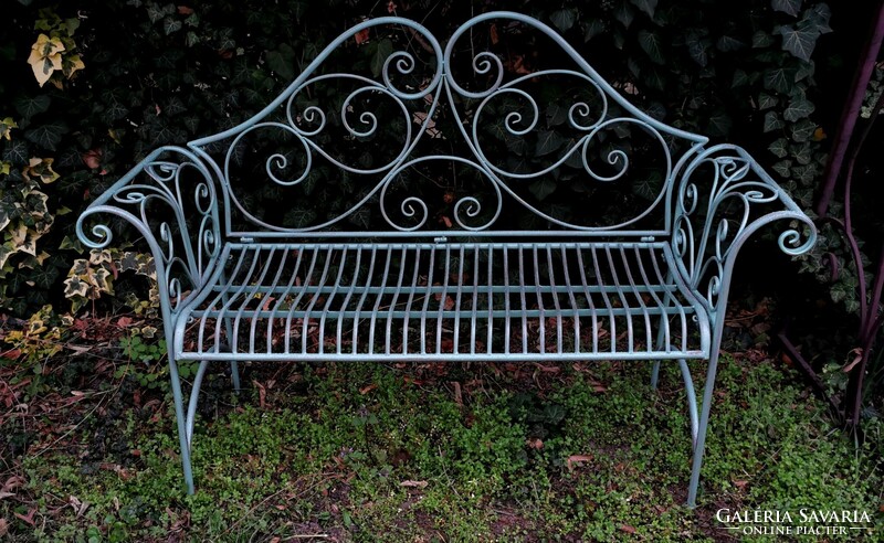 Világoszöld kerti pad – elegáns és masszív
