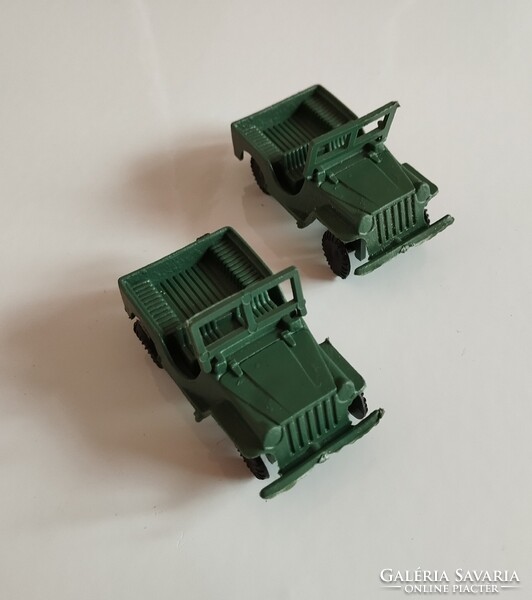 2 db műanyag játék katonai terepjáró
