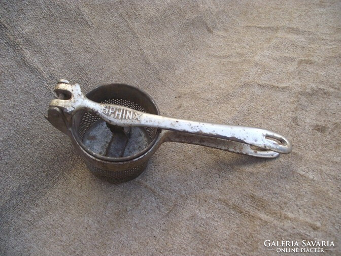 Régi konyhai eszköz krumplinyomó