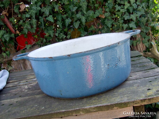 Régi öntvény tál edény Pilsen