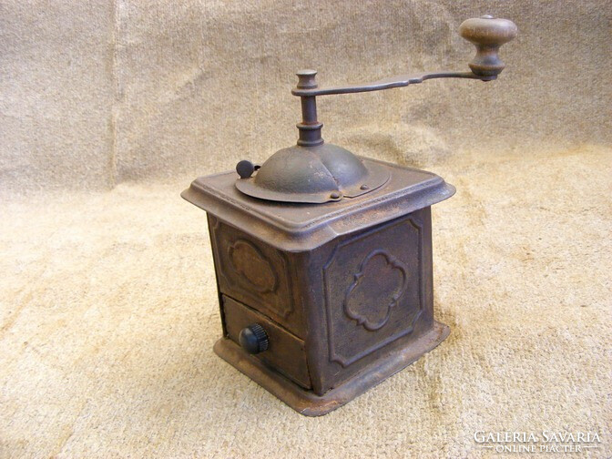 Régi konyhai eszköz daráló kávédaráló