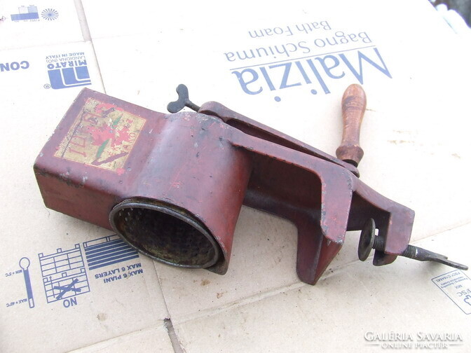 Régi konyhai eszköz daráló diódaráló