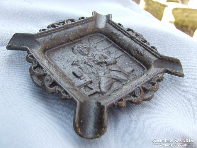 Régi tárgy öntvény hamutartó