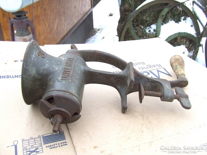 Antik konyhai eszköz daráló