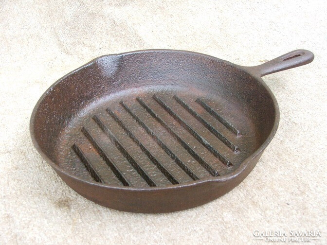 Régi konyhai eszköz öntvény edény sütő