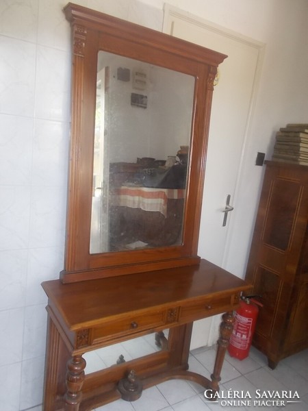 Nagyméretű ónémet tükör konzolasztalával.