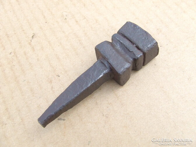 Antik kovácsolt szerszám üllő kaszaüllő