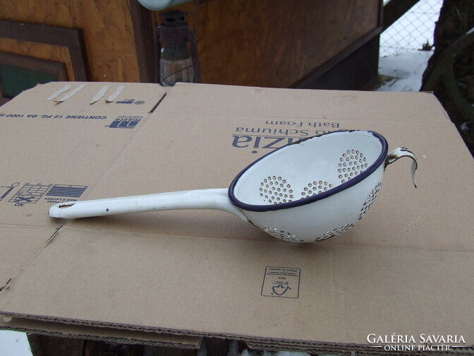 Régi konyhai eszköz zománcozott szűrő