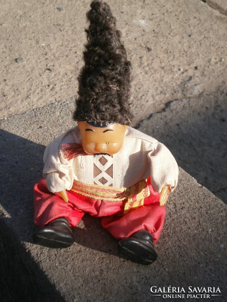 Baba népviseletben.