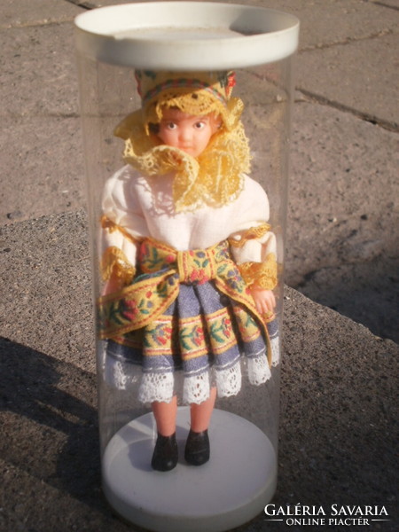 Baba népviseletben.