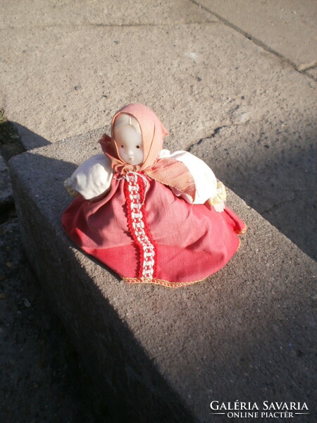 Baba népviseletben.