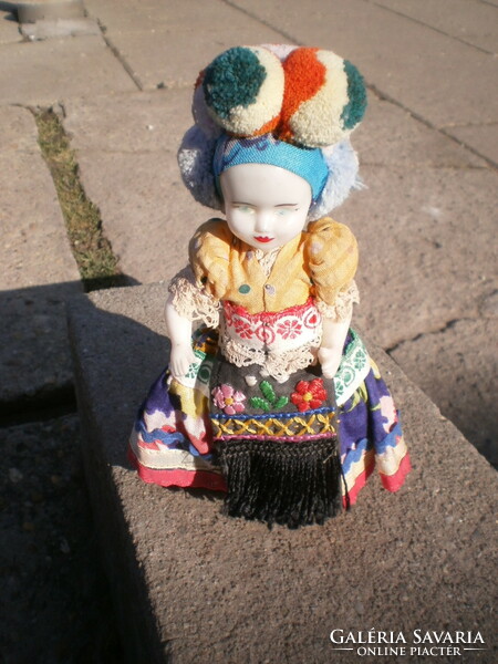 Baba népviseletben.