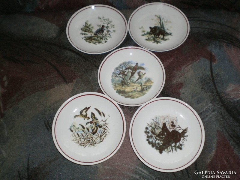 Hollóházi porcelán tányérok.