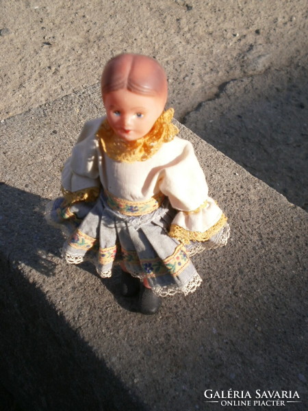 Baba népviseletben.