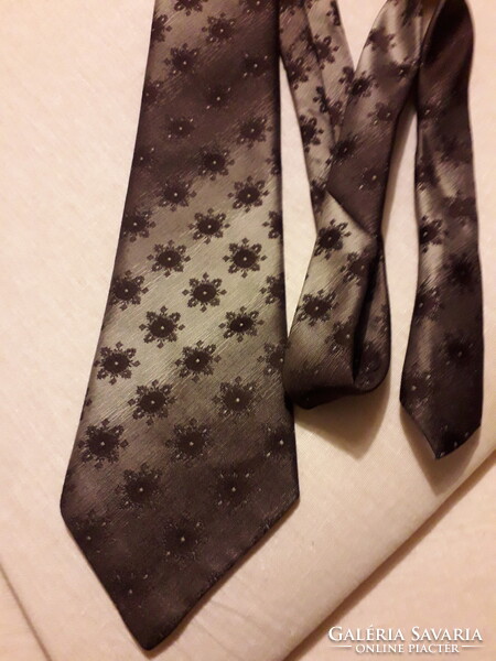Terylen barna/szürke színes mintás Silk nyakkendő Szép termék.