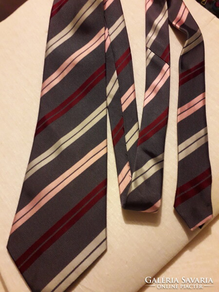 Gilberto Sötétszürke/bordó csíkos nyakkendő Szép termék.