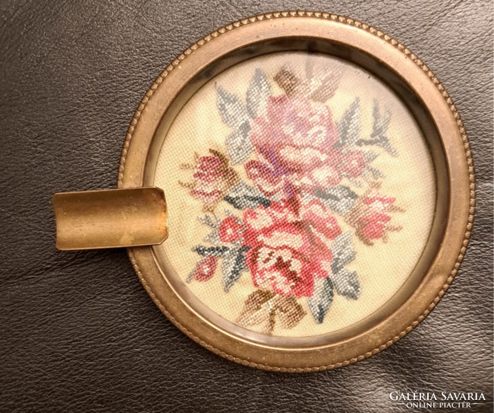 Tűgobelin betétes hamutál