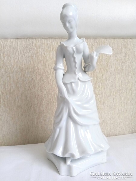 Hollóházi hölgy legyezővel