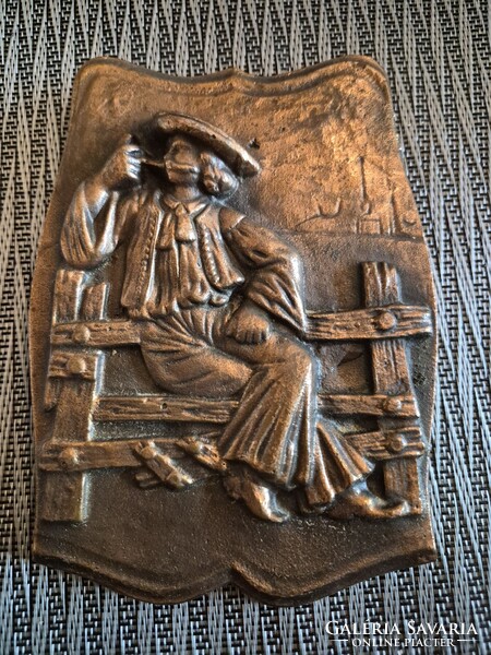 Antik réz vagy bronz falikép – Pipázó férfi a kerítésnél (Életkép)