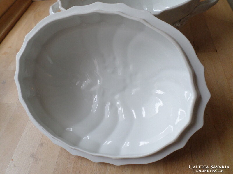 Herendi fehér porcelán leveses tál madaras fogóval
