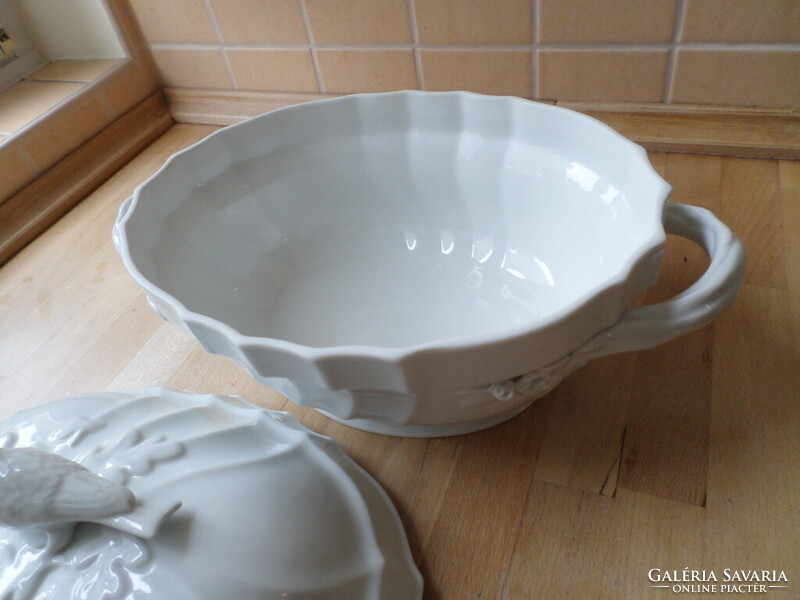 Herendi fehér porcelán leveses tál madaras fogóval