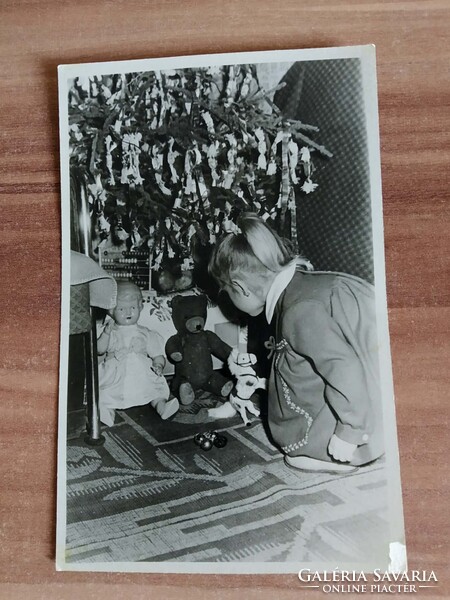 Régi lap, Karácsony, karácsonyfa, kislány a fa alatt, játék mackó, játék baba, dátum: 1962