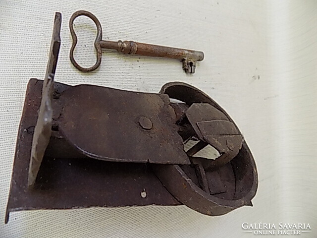 Láda zárszerkezet (nagyméretű patkózár) 18-19. század. Működik.