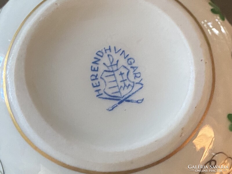 ZÖLD PETREZSELYEM, KEREK FEDELES HERENDI PORCELÁN ÉKSZERTARTÓ, FESTETT, JELZETT DÍSZTÁRGY 6.5 X 4 CM