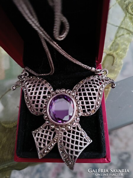 Gyönyörű ezüst nyakék