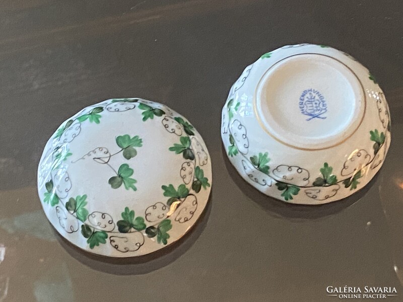 ZÖLD PETREZSELYEM, KEREK FEDELES HERENDI PORCELÁN ÉKSZERTARTÓ, FESTETT, JELZETT DÍSZTÁRGY 6.5 X 4 CM