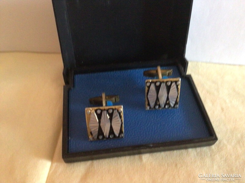 Arany színű alapon fekete háttérrel  ezüst mintás vintage mandzsetta gomb  eredeti dobozában