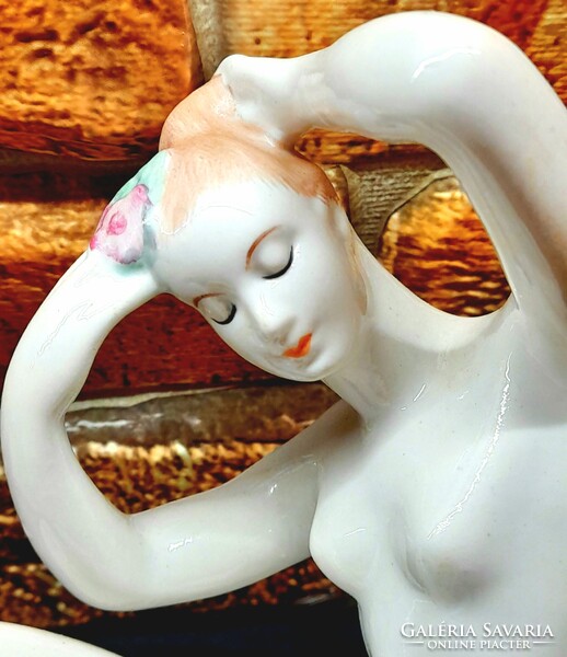 VITRINBŐL:Akt szobor Aquincumi porcelán