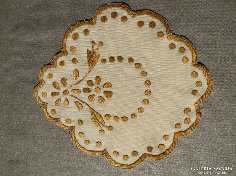 Kis hímzés, terítő , vitrin alátét, hibátlan