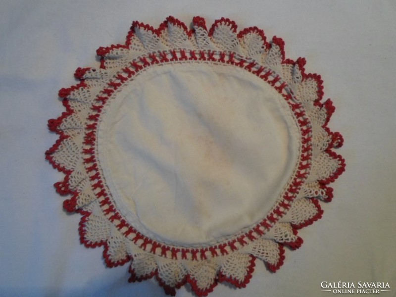 Batiszt, antik terítő horgolt széllel