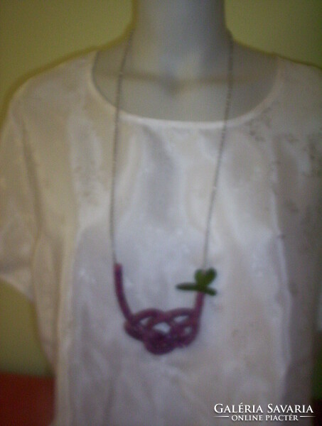 Különleges, egyedi! Csavart medál, gyöngyház dísszel,  ezüst színű láncon  (2)