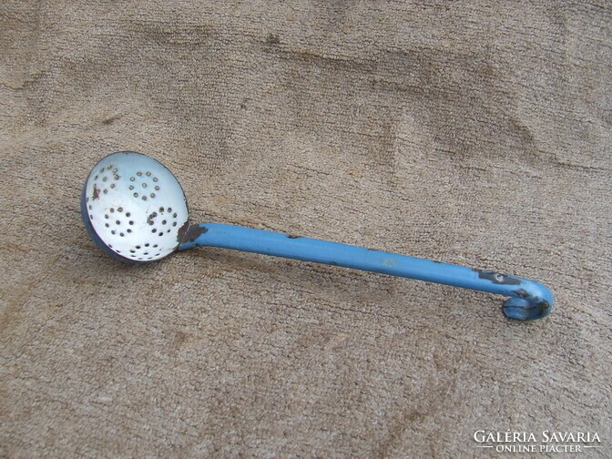Régi konyhai eszköz zománcozott szűrőkanál merőkanál